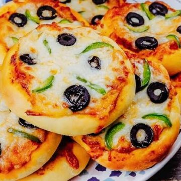 طريقة عجينة فطائر البيتزا الهشة بالجبن الموتزاريلا