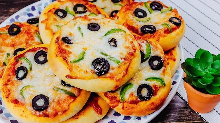 طريقة عجينة فطائر البيتزا الهشة بالجبن الموتزاريلا