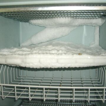 طريقة فعالة لإزالة الثلج المتراكم من فريزر الثلاجة بسهولة وبالخطوات