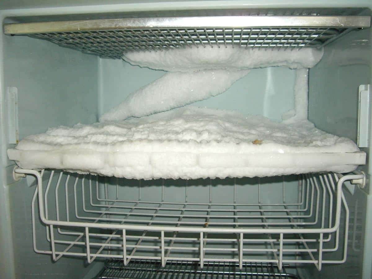 طريقة فعالة لإزالة الثلج المتراكم من فريزر الثلاجة بسهولة وبالخطوات