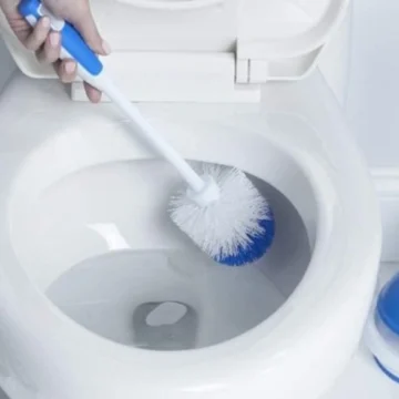 طريقة تنظيف فرشاة المرحاض من الروائح الكريهة والميكروبات