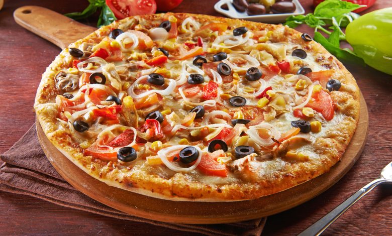 طريقة عمل البيتزا الإيطالية أحلى من المطاعم وبمكونات قليلة جدا وعجينة سهلة الفرد