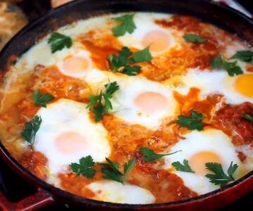 طريقة عمل بيض بالطماطم والفلفل أحلي سحور على سفرتك في رمضان