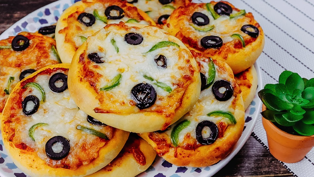 طريقة عمل فطائر الميني بيتزا الشهية خطوة بخطوة
