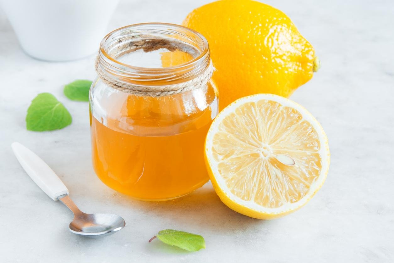 ماسك تبييض الوجه بالعسل والليمون اخلطيهم وضعيهم على البشرة 20 دقيقة هيخلي بشرتك منورة