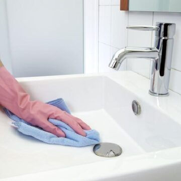 هيرجع جديد.. طريقة تنظيف حوض الحمام وإزالة الأصفرار والبقع الصعبة بخلطة سحرية