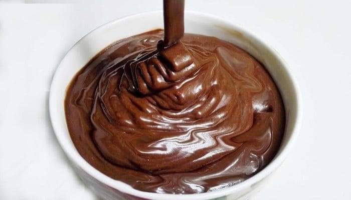طريقة عمل صوص الشوكولاتة لتزيين الكيك والحلويات بأقل تكلفة بقوام كريمي ومظبوط