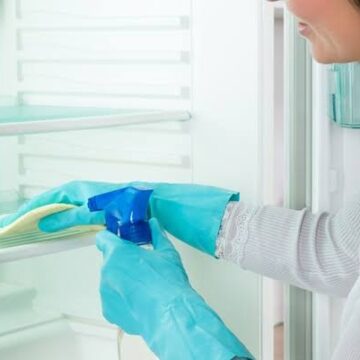 الطريقة الصحيحة لتنظيف الثلاجة وتعقيمها والتخلص من الروائح الكريهة نهائيا