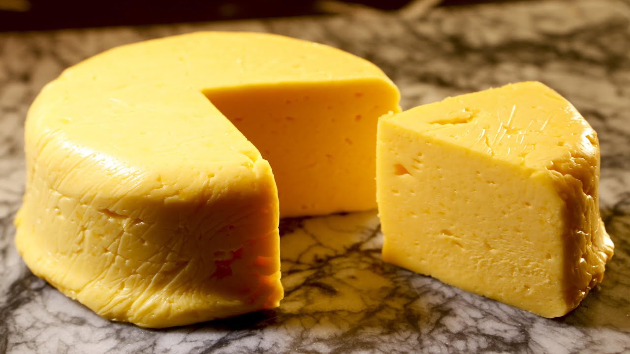 طريقة عمل الجبنة الشيدر في البيت بمكونات سهلة وسريعة وبطعم زي الجاهز