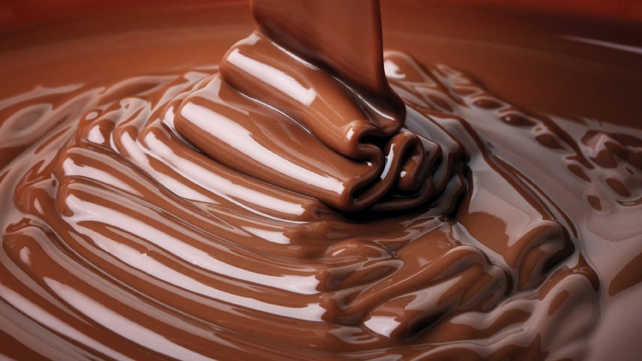 طريقة عمل الشوكولاتة في المنزل بمكونات غير مكلفة وبطعم وقوام مظبوط
