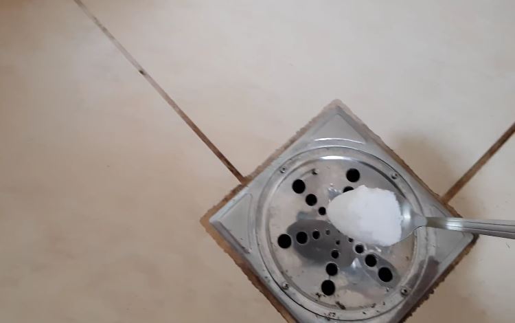 “ما تخطرش على بال العفريت“.. طريقة سهلة لتسليك بالوعة الحمام بمكون في المنزل