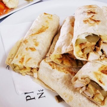 طريقة عمل شاورما الدجاج مع خبز التورتيلا وتقديمها كإفطار رمضاني سهل وسريع