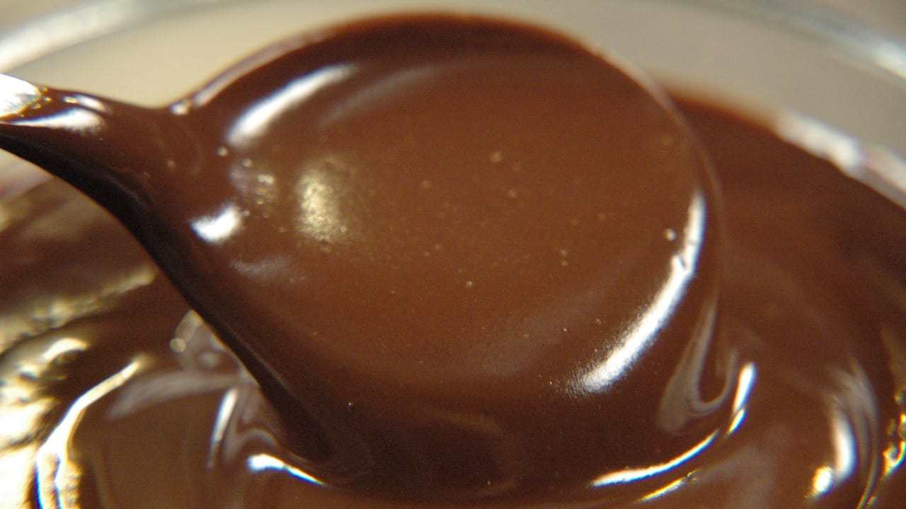 طريقة عمل الشوكولاتة في المنزل بمكونات اقتصادية وبطعم وقوام مظبوط ولذيذ