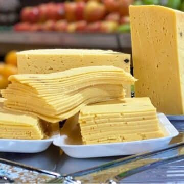 طريقة عمل الجبنة الرومى على أصولها بمكونات غير مكلفة وبطعم لذيذ كالجاهز
