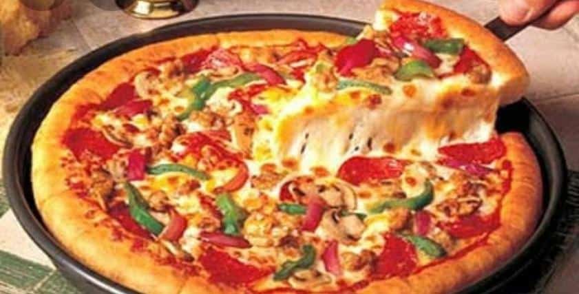 ما هي طريقة عمل البيتزا الـ 10 دقائق في البيت بسهولة “بيتزا الطاسة”