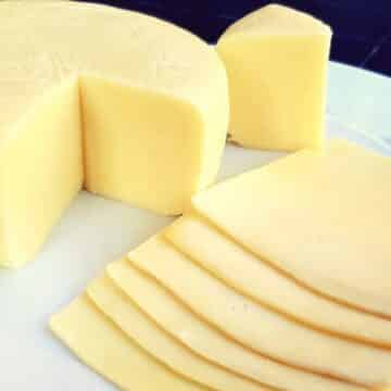 بكيلو حليب طريقة عمل الجبنة الرومي في البيت بأقل تكلفة وبطعم صحي زي الجاهز