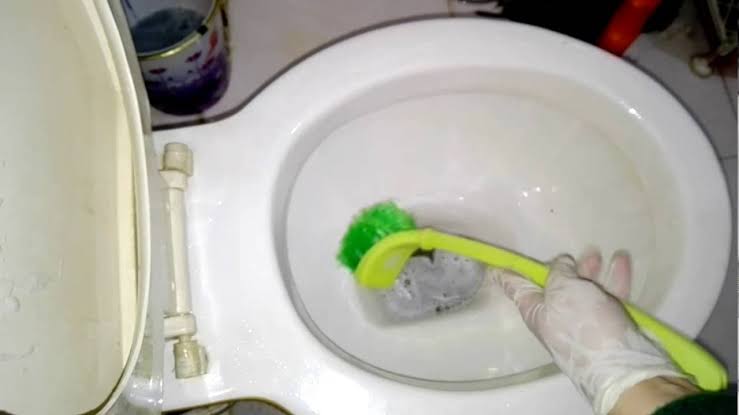 طريقة تنظيف الحمام بالملح والخل بدون دعك ولا حك هتخليكي ست لهلوبة