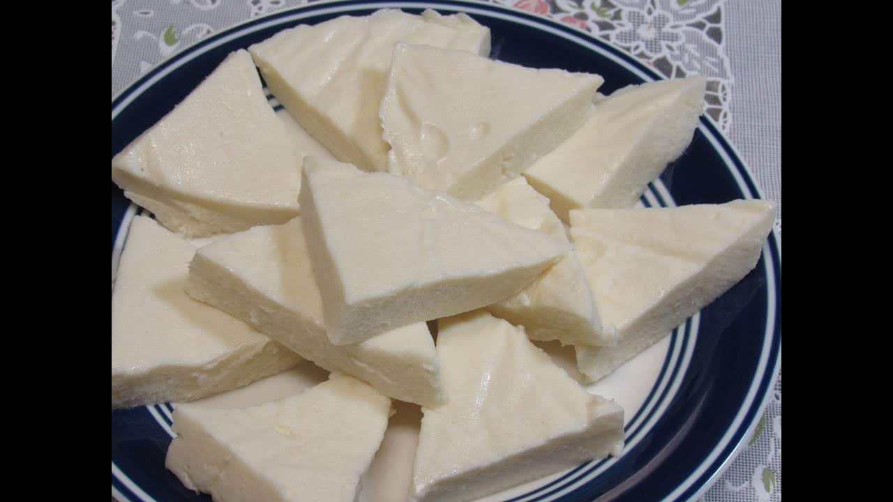 طريقة عمل الجبنة المثلثات في البيت بمكونات غير مكلفة وبطعم صحي جداً