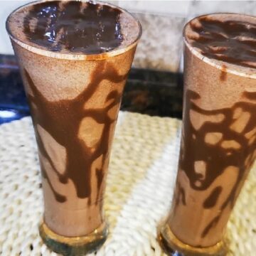 طريقة عمل الميلك شيك بالشوكولاته الشهي والمنعش في أوقات الحر وفكرة مميزة لتزيينه