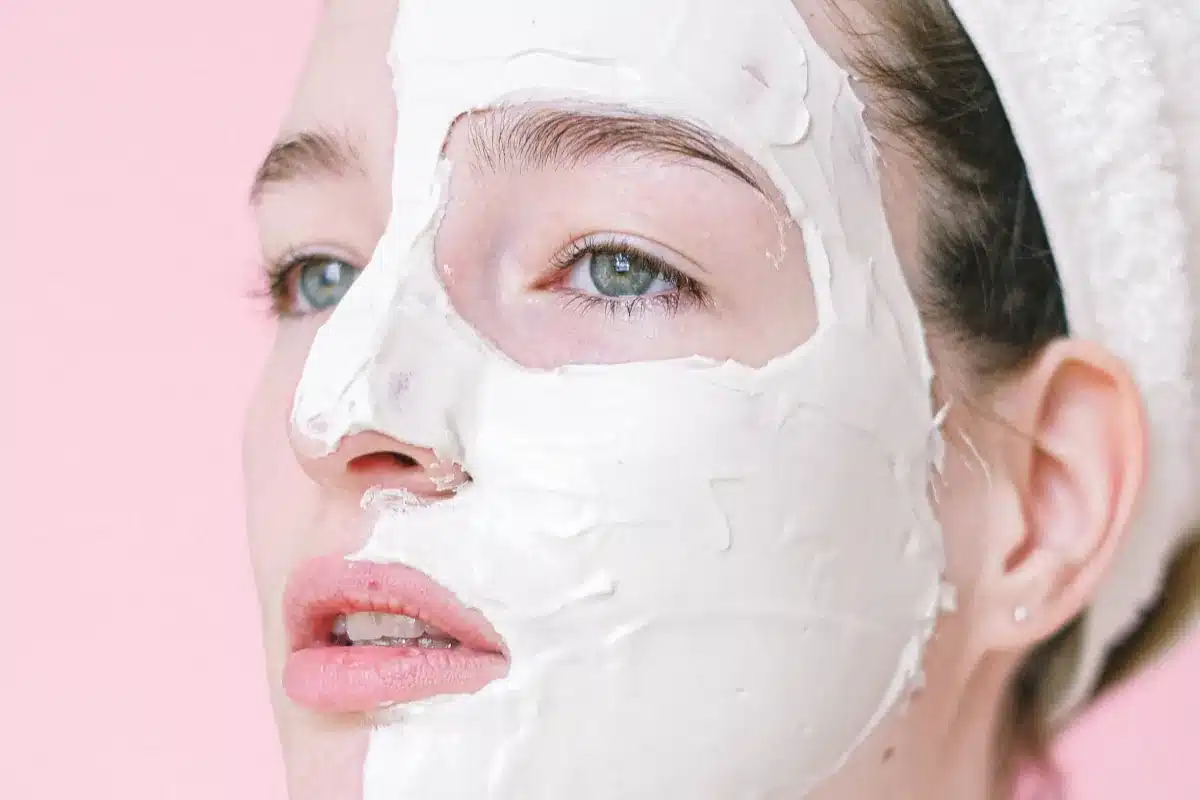طريقة عمل ماسك الزبادي لتفتيح الوجه و لازالة البقع الداكنة خلال دقائق