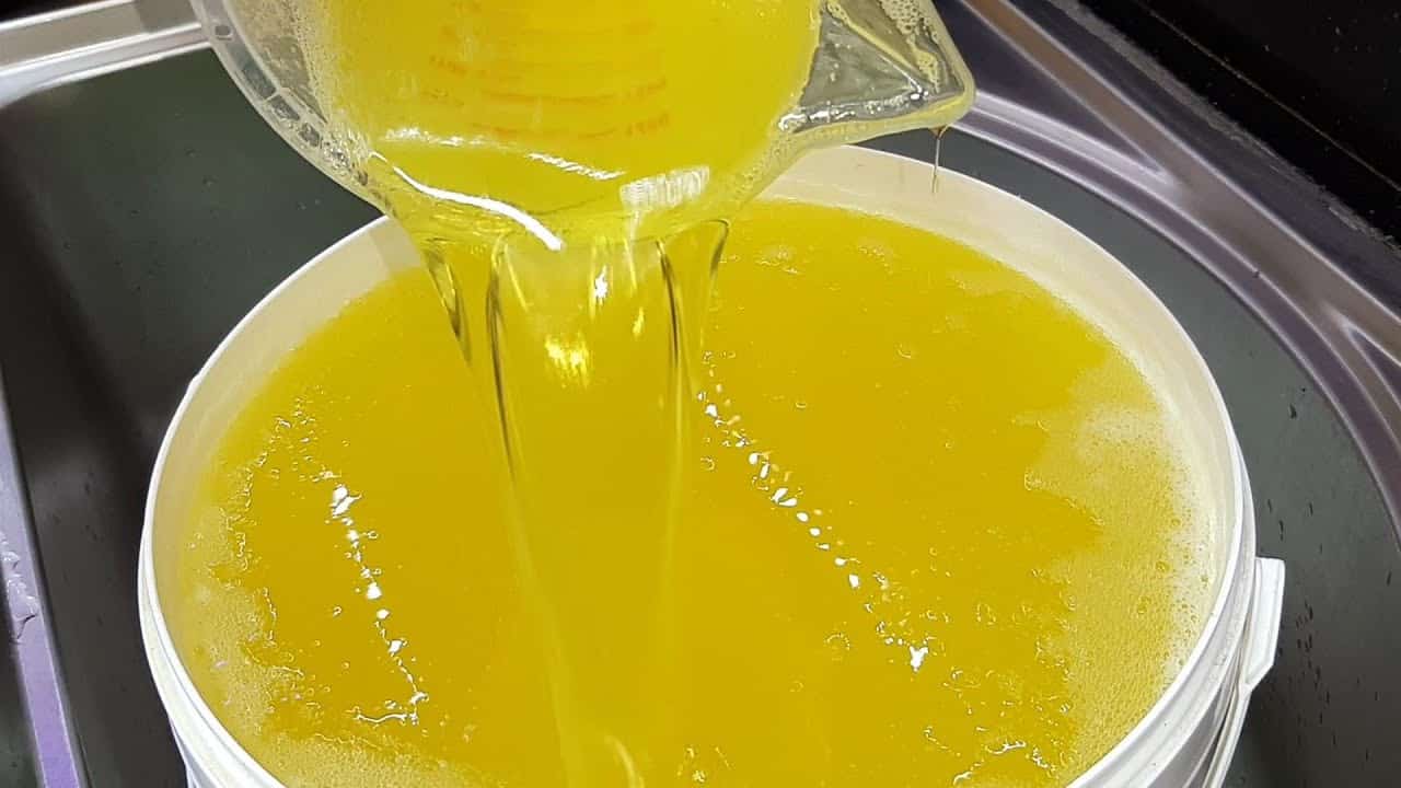 بالزيت المستعمل.. طريقة عمل صابون الغسيل في البيت بقشور الليمون وبدون تكاليف