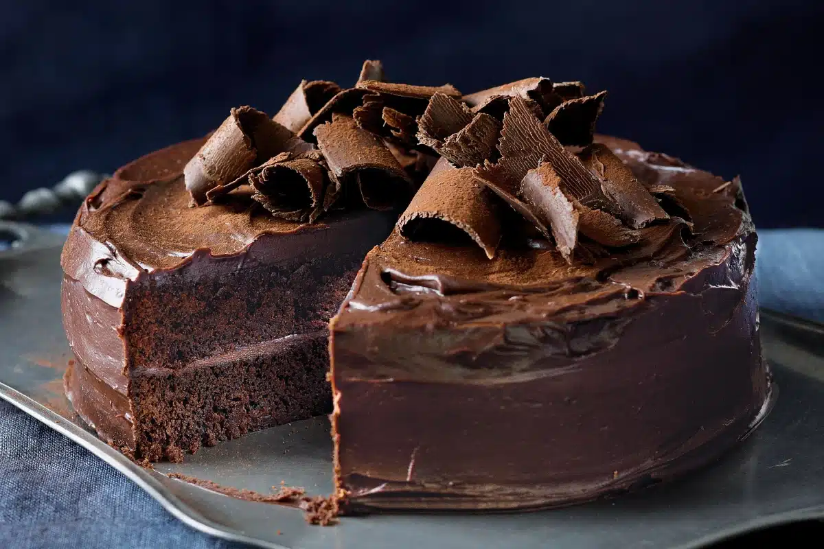 اطعم وافضل طريقة لعمل كيكة الشوكولاتة بالصوص اللذيذ