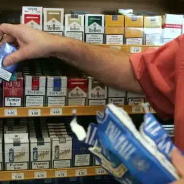 الحكومة تُلزم المحلات بهذا القرار عند بيع مختلف أنواع السجائر