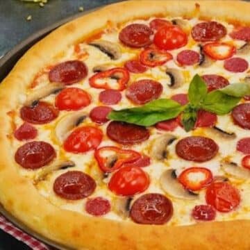 طريقة عمل البيتزا بالسجق والجبنة الشيدر بطريقة احترافية