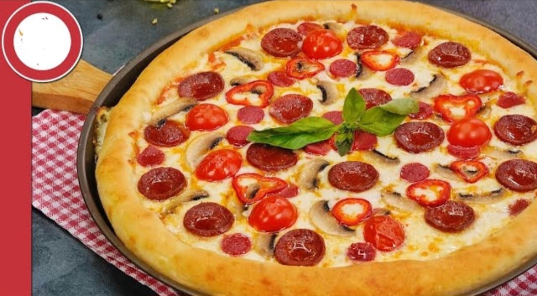طريقة عمل البيتزا بالسجق والجبنة الشيدر بطريقة احترافية