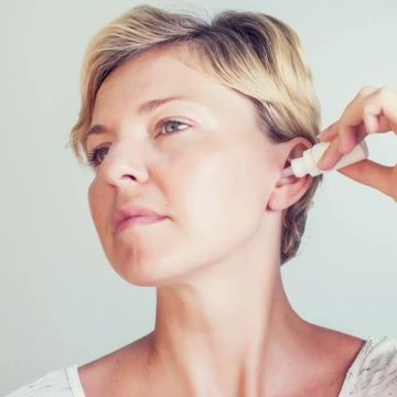 إليك اسلم طريقة تنظف بها أذنك بشكلٍ سليم.. ودون تعريض أذنك لخطر فقدان السمع أو حدوث الألم