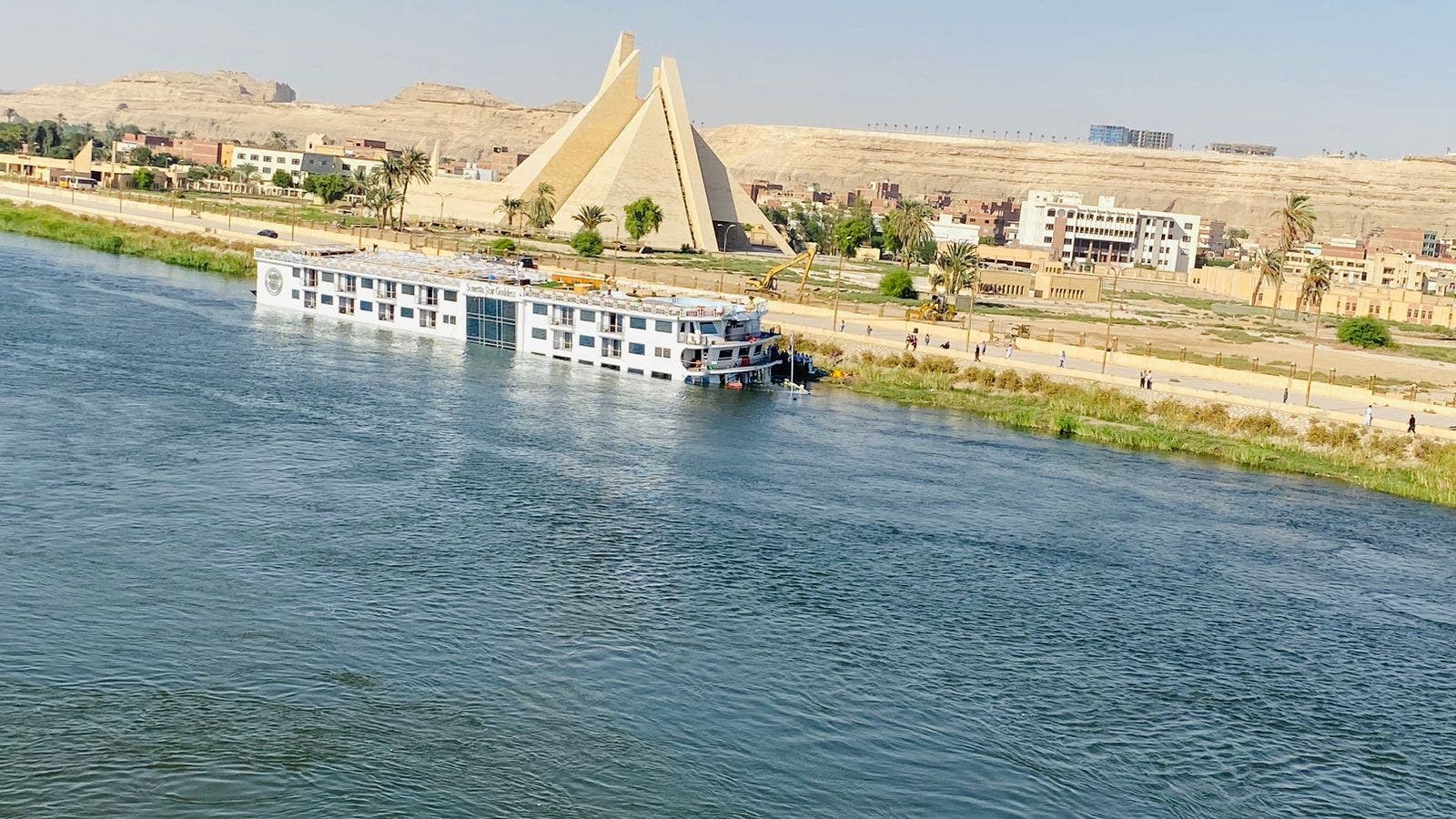تفاصيل غرق فندق عائم في النيل