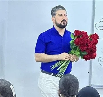 سابقة جديدة من نوعها، معلم عراقي يهدي طلابه ورودا استقبالا بالعام الدراسي
