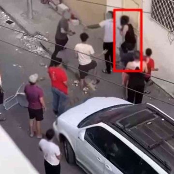 قبل الحذف شاهد مجموعة من الأشخاص يضربون سيدة بشكل وحشي في شوارع الأردن وسط النهار