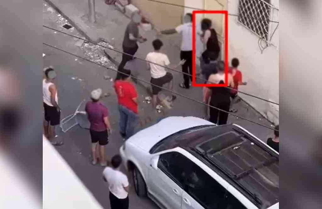قبل الحذف شاهد مجموعة من الأشخاص يضربون سيدة بشكل وحشي في شوارع الأردن وسط النهار