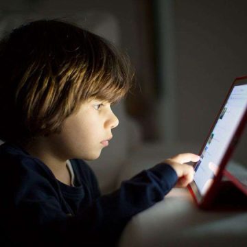 مخاطر الشاشات الإلكترونية وتأثيرها على نمو الأطفال
